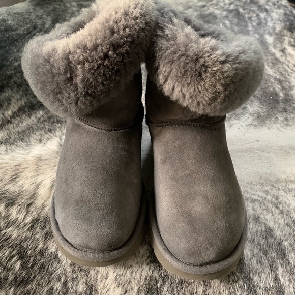 UGG Shoes - UGG Bailey Button Gray Boots Sz 7